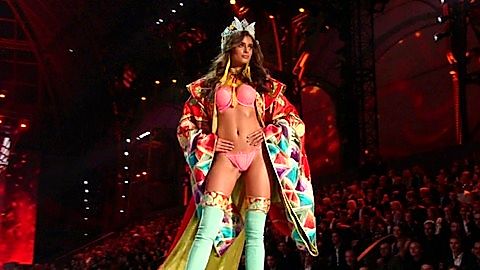 Pic: Taylor Hill in The Victoria's Secret Fashion Show 2016 (2016)