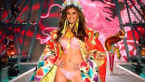 Pic: Taylor Hill in The Victoria's Secret Fashion Show 2016 (2016)