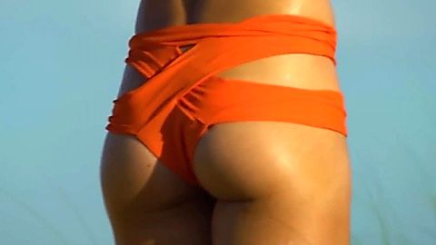 Pic: Eugenie Bouchard in Sports Illustrated: Swimsuit 2017
