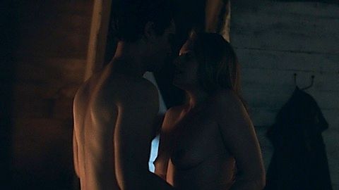 Pic: Elisabeth Moss in The Handmaid's Tale (2017)