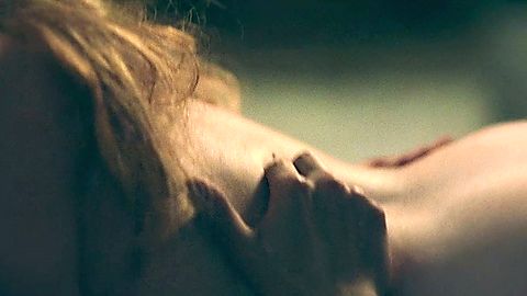 Pic: Elisabeth Moss in The Handmaid's Tale (2017)