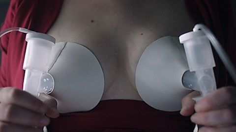 Pic: Elisabeth Moss in The Handmaid's Tale (2017)