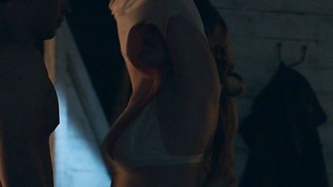 Pic: Elisabeth Moss in The Handmaid's Tale (2017)