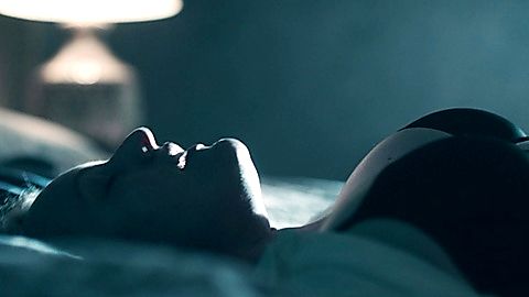 Pic: Elisabeth Moss in The Handmaid's Tale (2017)