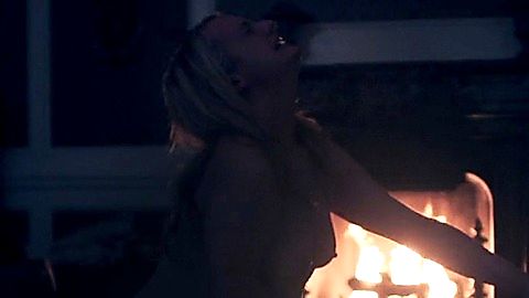 Pic: Elisabeth Moss in The Handmaid's Tale (2017)