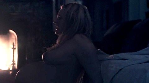 Pic: Elisabeth Moss in The Handmaid's Tale (2017)