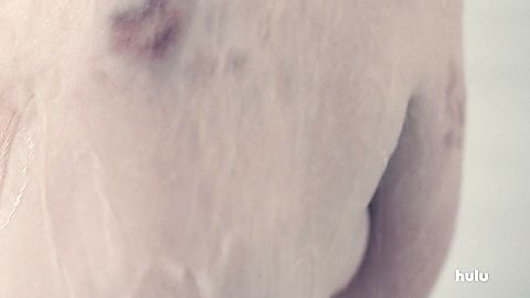 Pic: Elisabeth Moss in The Handmaid's Tale (2017)