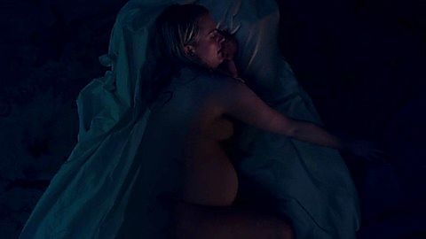 Pic: Elisabeth Moss in The Handmaid's Tale (2017)