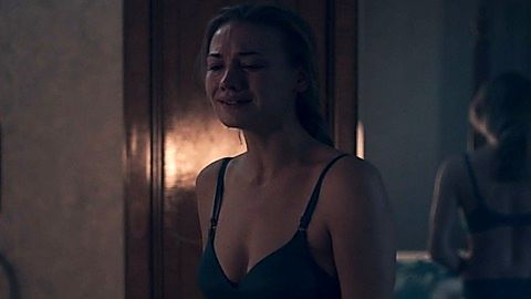 Pic: Yvonne Strahovski in The Handmaid's Tale (2017)