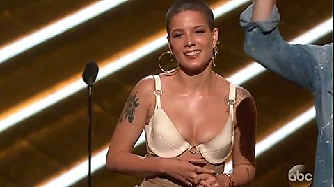 Pic: Halsey  in The Billboard Music Awards
