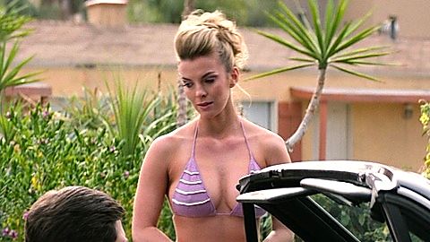 Pic: Betty Gilpin in GLOW (2017)