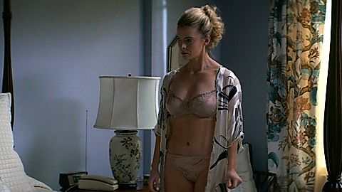 Pic: Betty Gilpin in GLOW (2017)