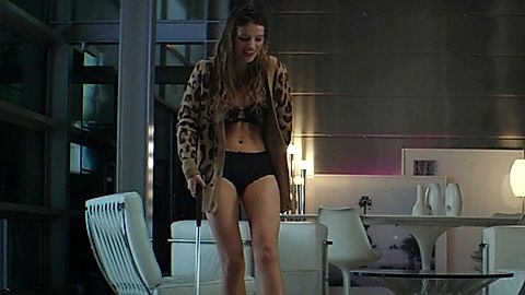 Pic: Bella Thorne in You Get Me (2017)