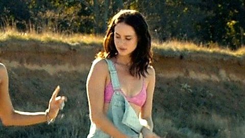 Pic: Grace Van Patten in The Wilde Wedding (2017)