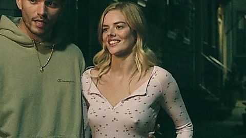 Pic: Samara Weaving in SMILF (2017)