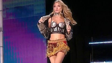 Pic: Martha Hunt in The Victoria's Secret Fashion Show 2017 (2017)