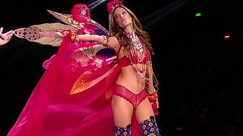 Pic: Alessandra Ambrosio in The Victoria's Secret Fashion Show 2017 (2017)