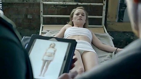 Pic: Chloé Petit in Transferts (2017)