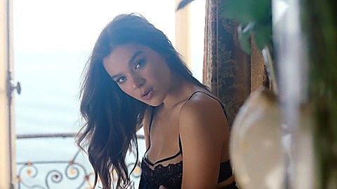 Pic: Hailee Steinfeld in Capital Letters (2018)