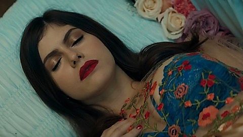Pic: Alexandra Daddario in Wait (2018)