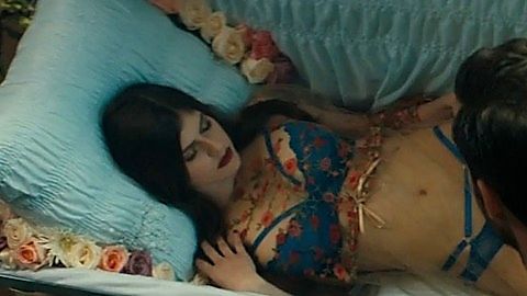 Pic: Alexandra Daddario in Wait (2018)