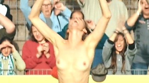 Pic: Simone Kern in Streaker (2017)