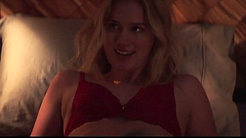 Pic: Elizabeth Lail in YOU (2018)
