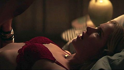 Pic: Elizabeth Lail in YOU (2018)