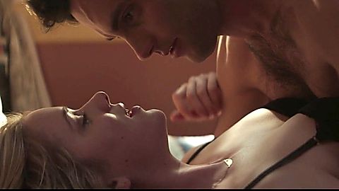 Pic: Elizabeth Lail in YOU (2018)