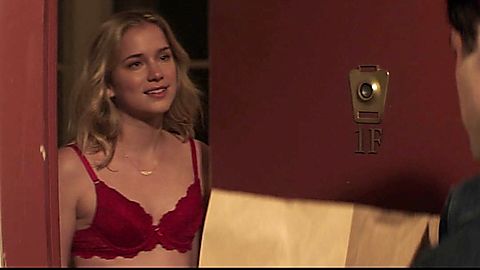Pic: Elizabeth Lail in YOU (2018)