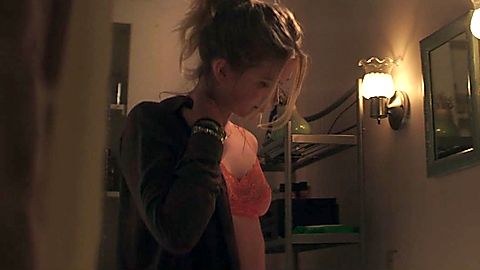 Pic: Elizabeth Lail in YOU (2018)