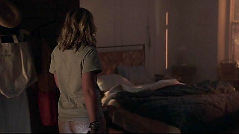 Pic: Elizabeth Lail in YOU (2018)
