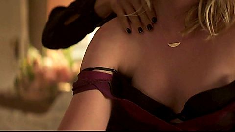 Pic: Elizabeth Lail in YOU (2018)