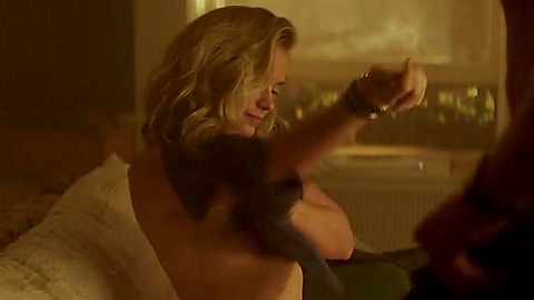 Pic: Elizabeth Lail in YOU (2018)