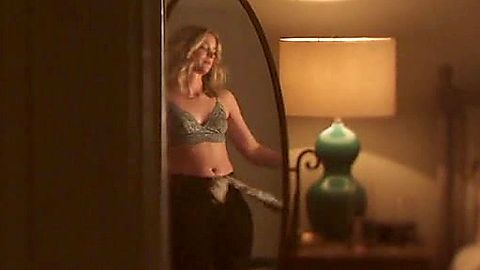 Pic: Elizabeth Lail in YOU (2018)