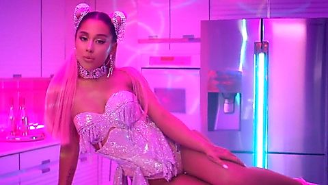 Pic: Ariana Grande in 7 rings (2019)