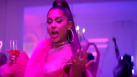 Pic: Ariana Grande in 7 rings (2019)