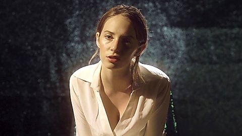 Pic: Maya Hawke in To Love a Boy (2019)