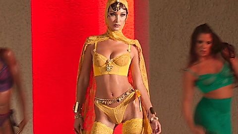 Pic: Bella Hadid in Savage X Fenty Show (2019)