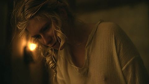 Pic: Niké Kurta in The King (2019)