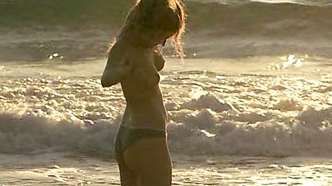 Pic: Riley Keough in Earthquake Bird (2019)