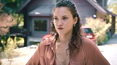 Pic: Melisa Şenolsun in The Gift (2019)