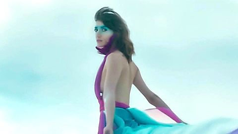 Pic: Sheila Vand in The Wave (2019)