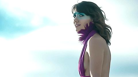 Pic: Sheila Vand in The Wave (2019)