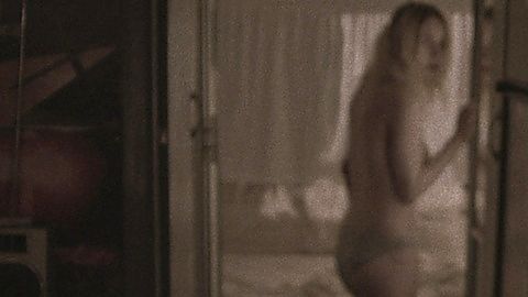 Pic: Dakota Fanning in Viena and the Fantomes (2020)