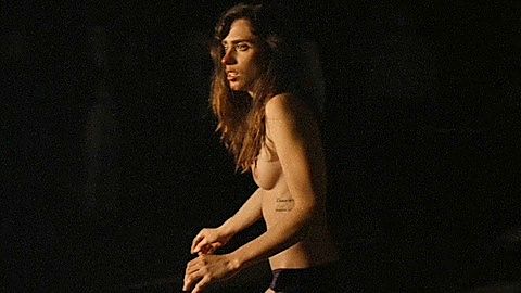 Pic: Kris Alexandrea in Rot (2019)