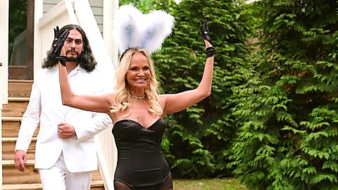 Pic: Kristin Chenoweth in Holidate (2020)