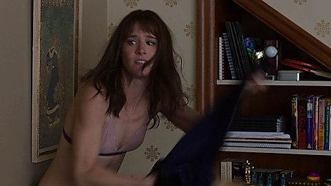 Pic: Mackenzie Davis in Happiest Season (2020)
