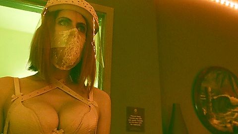 Pic: Alexandra Daddario in Songbird (2020)