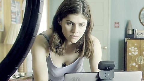 Pic: Alexandra Daddario in Songbird (2020)